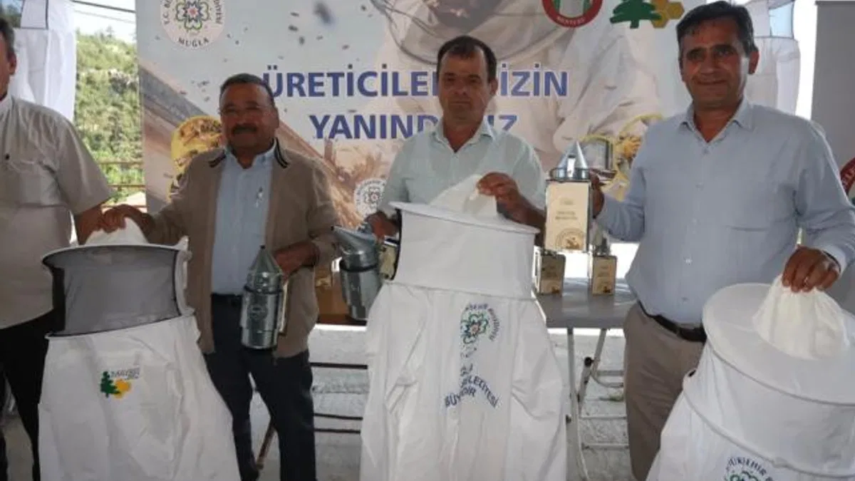 Muğla’da arıcılara ekipman desteği