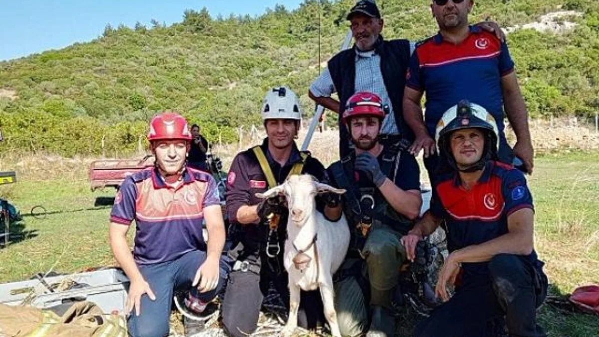 İzmir İtfaiyesi’nden yürekleri ısıtan kurtarma operasyonu