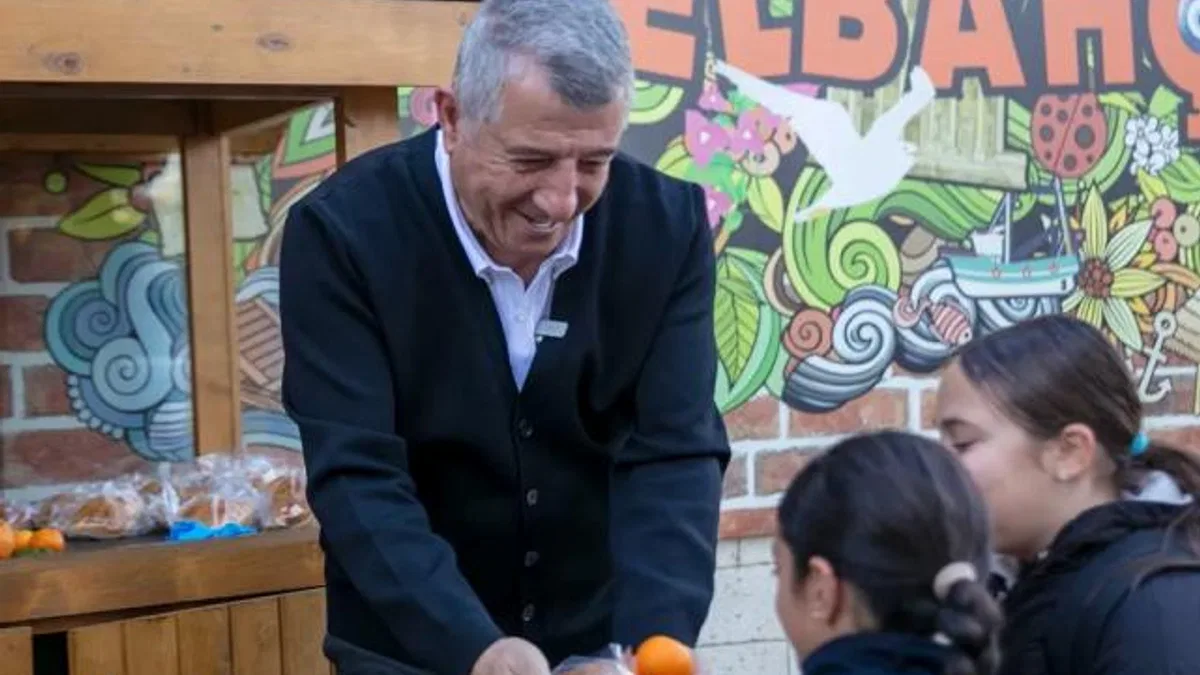 Dalında kalan mandalina halkla buluştu