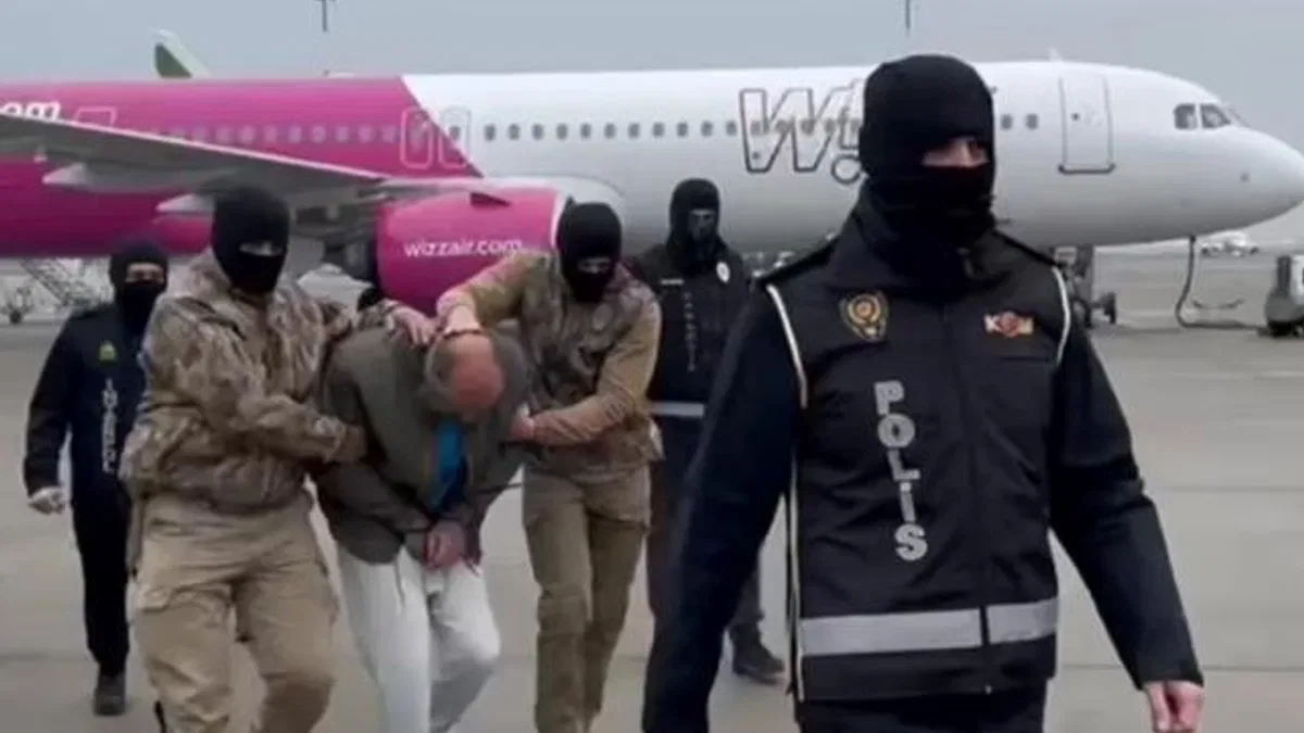 Biri Polonyo’dan, biri Bulgaristan’dan alındı! Kırmızı bültenli iki zanlı Türkiye’ye getirildi!