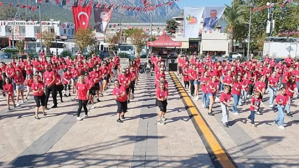 Başkan Topaloğlu’ndan 430 dansçı karşısında zeybek
