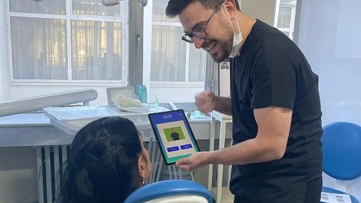 “Diş Hekimimi Duyuyorum” uygulaması işitme engelli bireylerin kullanımına sunuldu