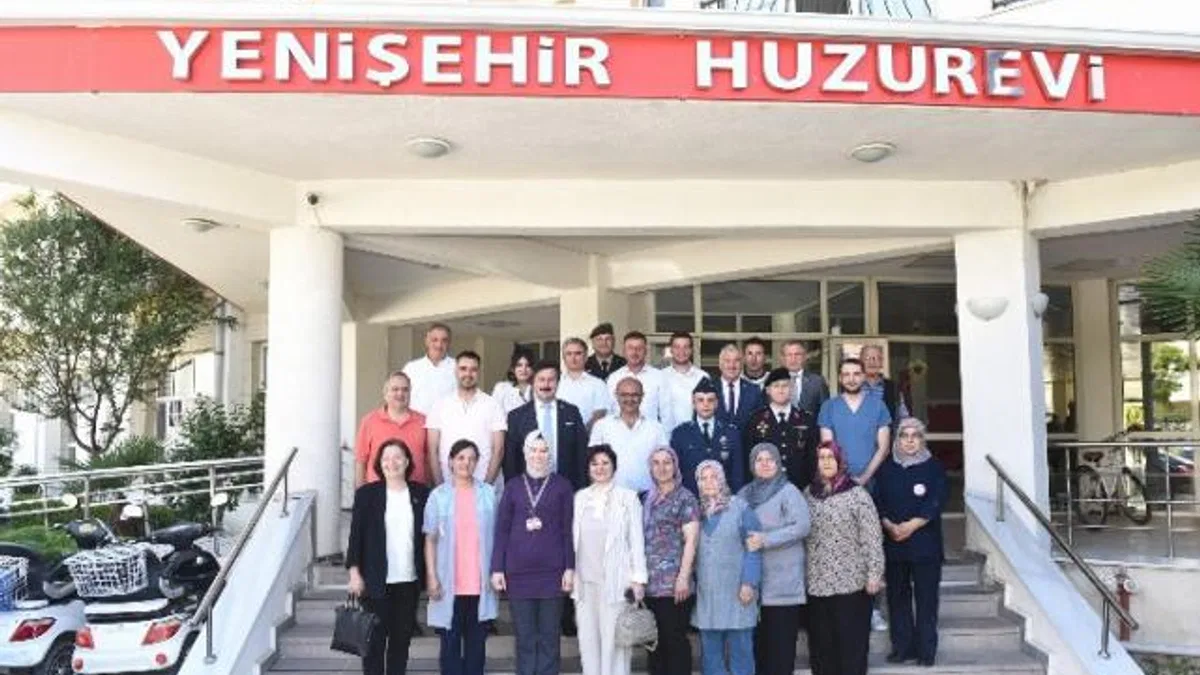 Yenişehir Halkı Belediye Meydanı’nda bayramlaştı