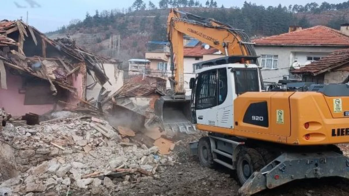 Osmangazi’de metruk binalar yıkılıyor