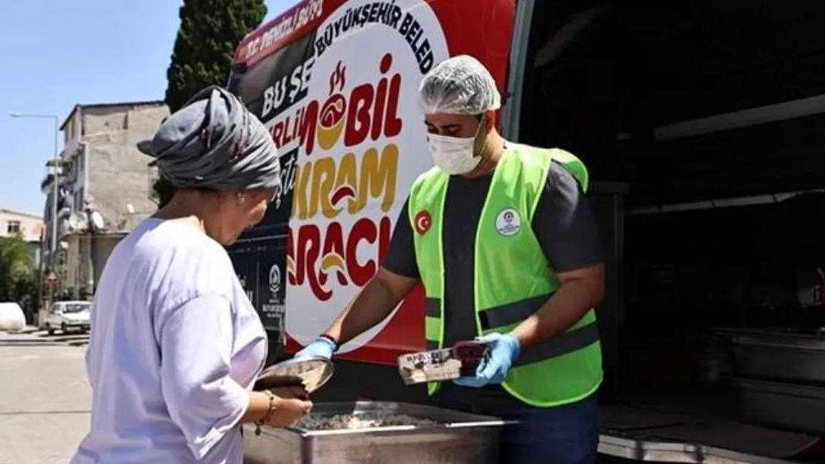 Büyükşehir’in mobil ikram araçları vatandaşın yanında
