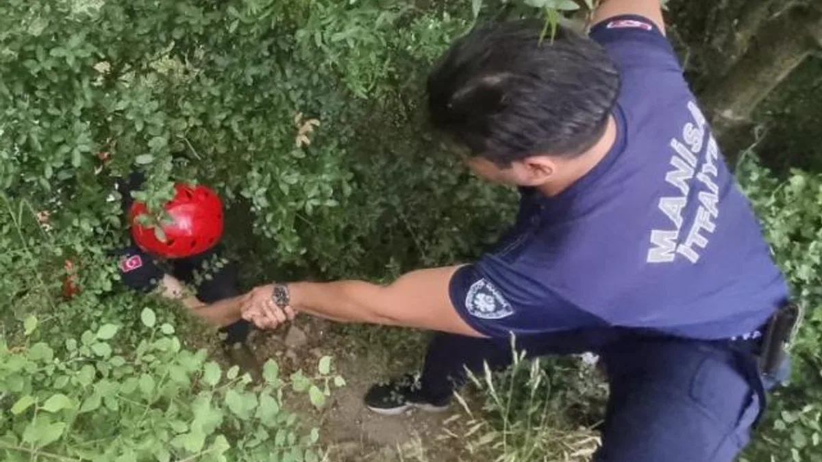 Yamaçtan aşağı düşen vatandaşı itfaiye ekipleri kurtardı