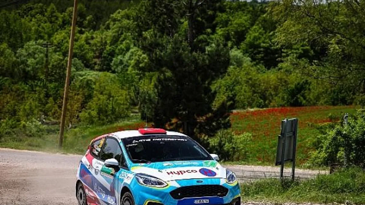 Engelli ralli pilotu Kübra aracını başarıdan başarıya sürüyor