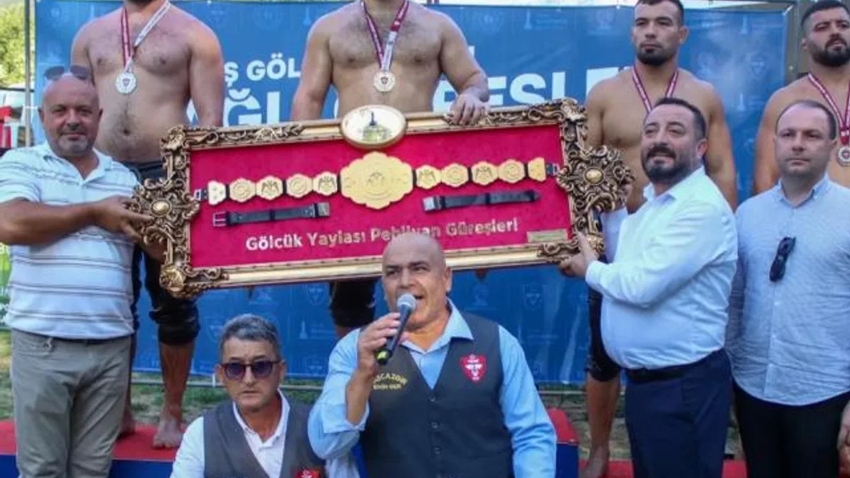 İzmir’in başpehlivanı belli oldu… Altın kemer sahibine teslim edildi