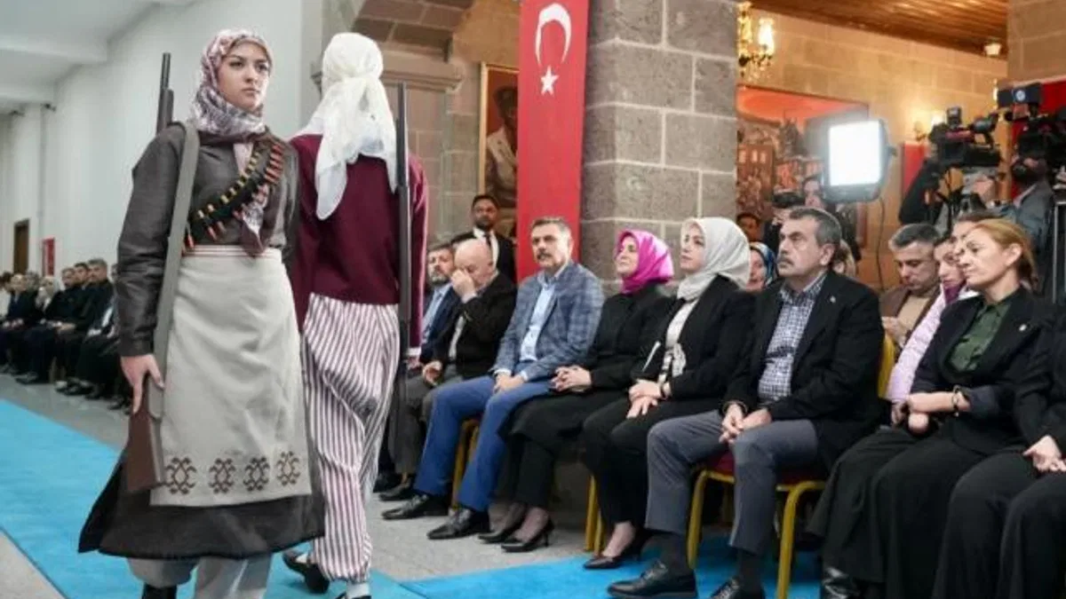 Erzurum’da ‘Payidar’ defile!