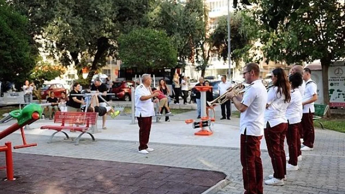 Karşıyaka Belediye Bandosu’ndan coşku dolu sokak konserleri
