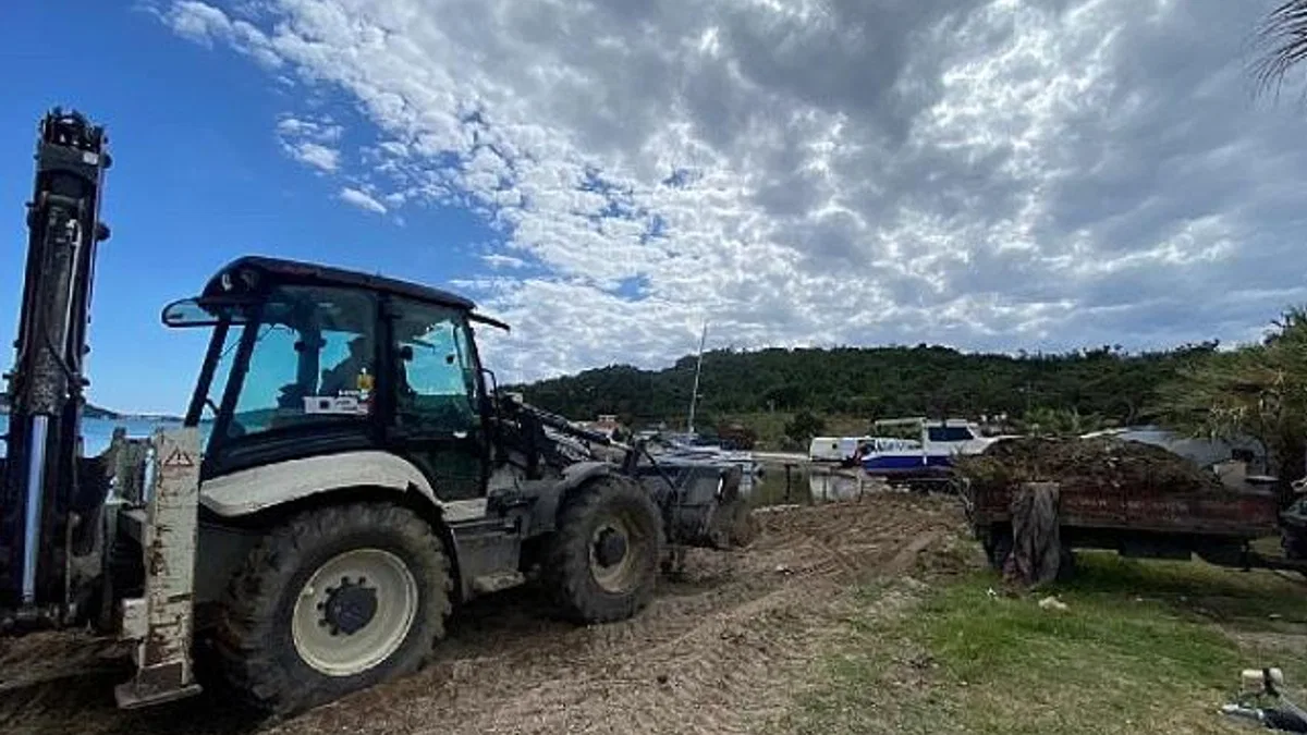 Ayvalık Belediyesi park ve bahçeler, temizlik ve fen işleri müdürlüklerine bağlı ekipler kent genelinde yaz sezonuna hazırlık çalışmalarını kesintisiz sürdürüyor