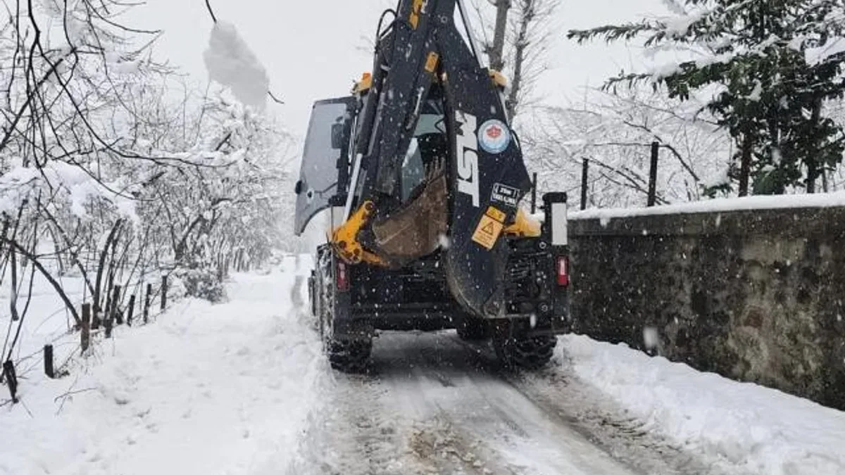 Trabzon’da Büyükşehir ekipleri kar yağışına karşı sahada
