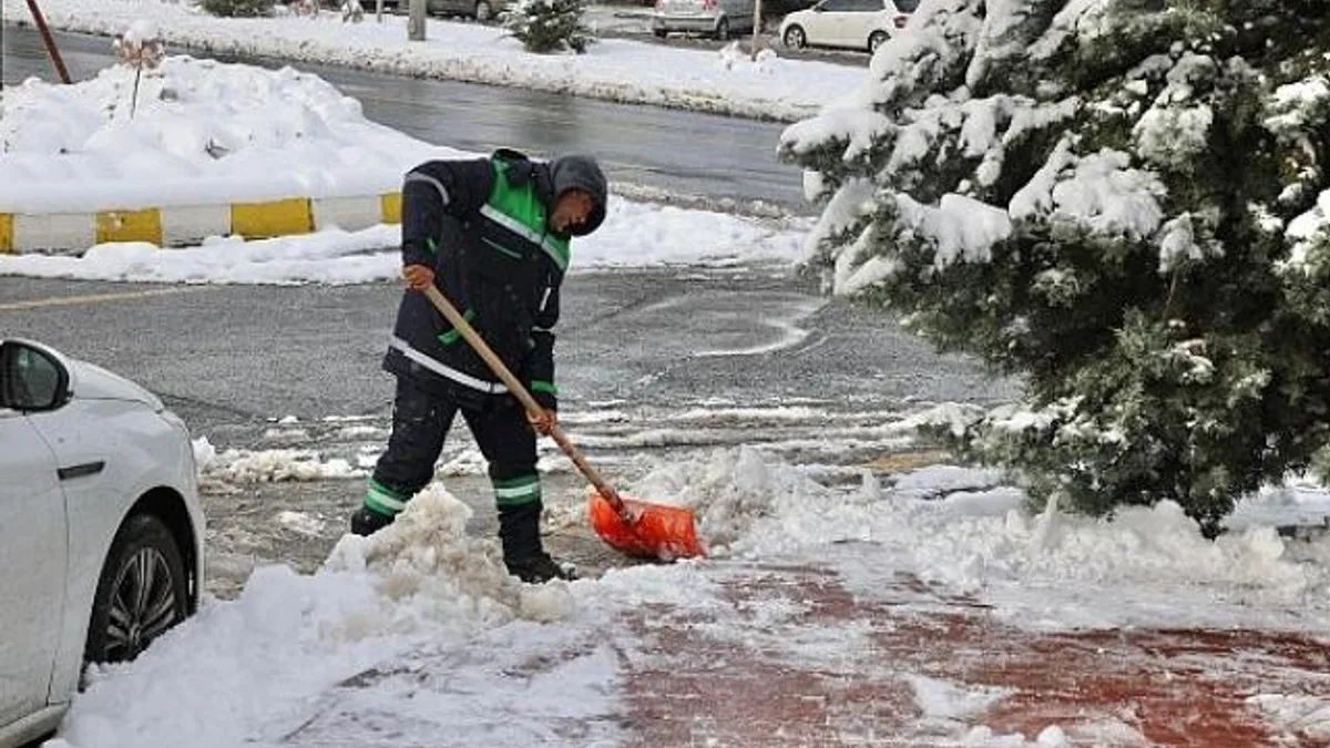 Başkan Arı “Nevşehir’de Kar Mesaimiz Aralıksız Sürüyor”