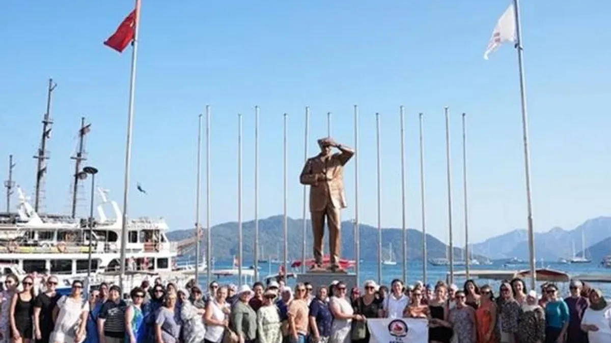 Yüzme öğrenen kadınlar Marmaris’te denizle buluştu