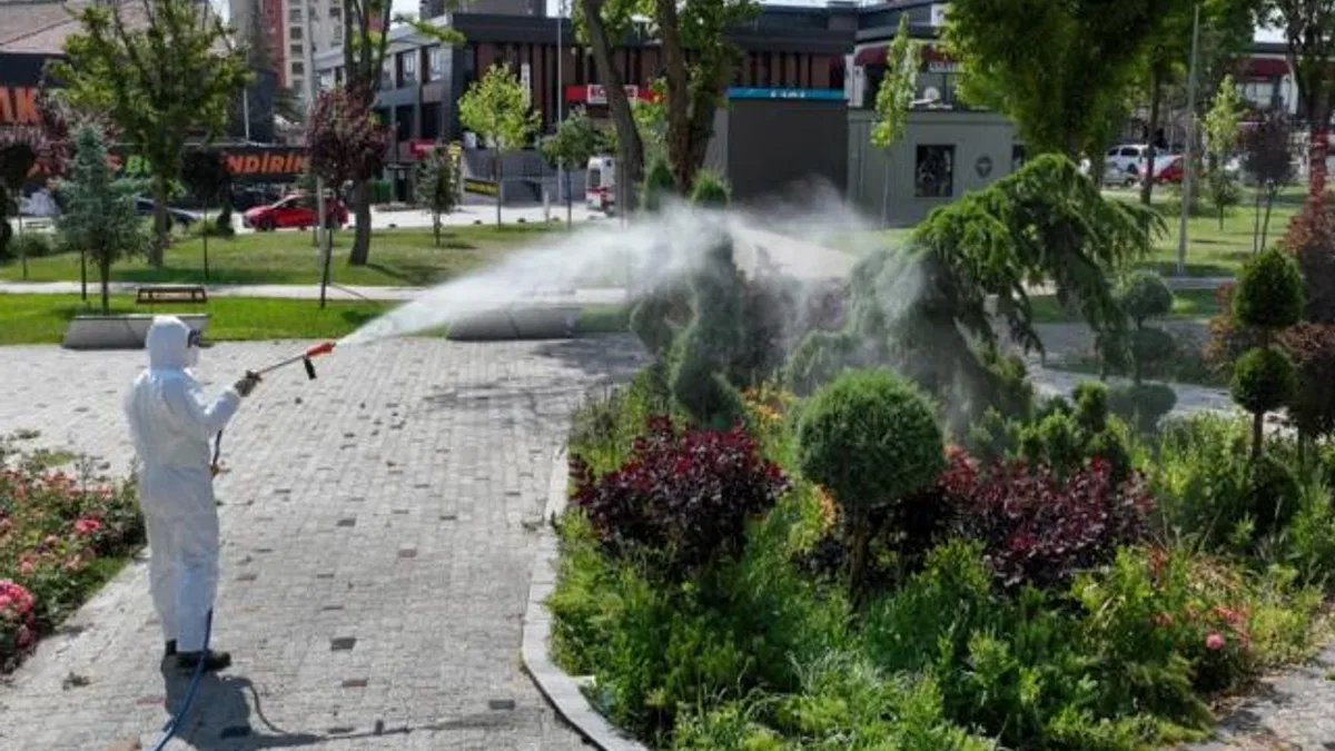 Konya’da yeşil alanları ilaçlamaya devam