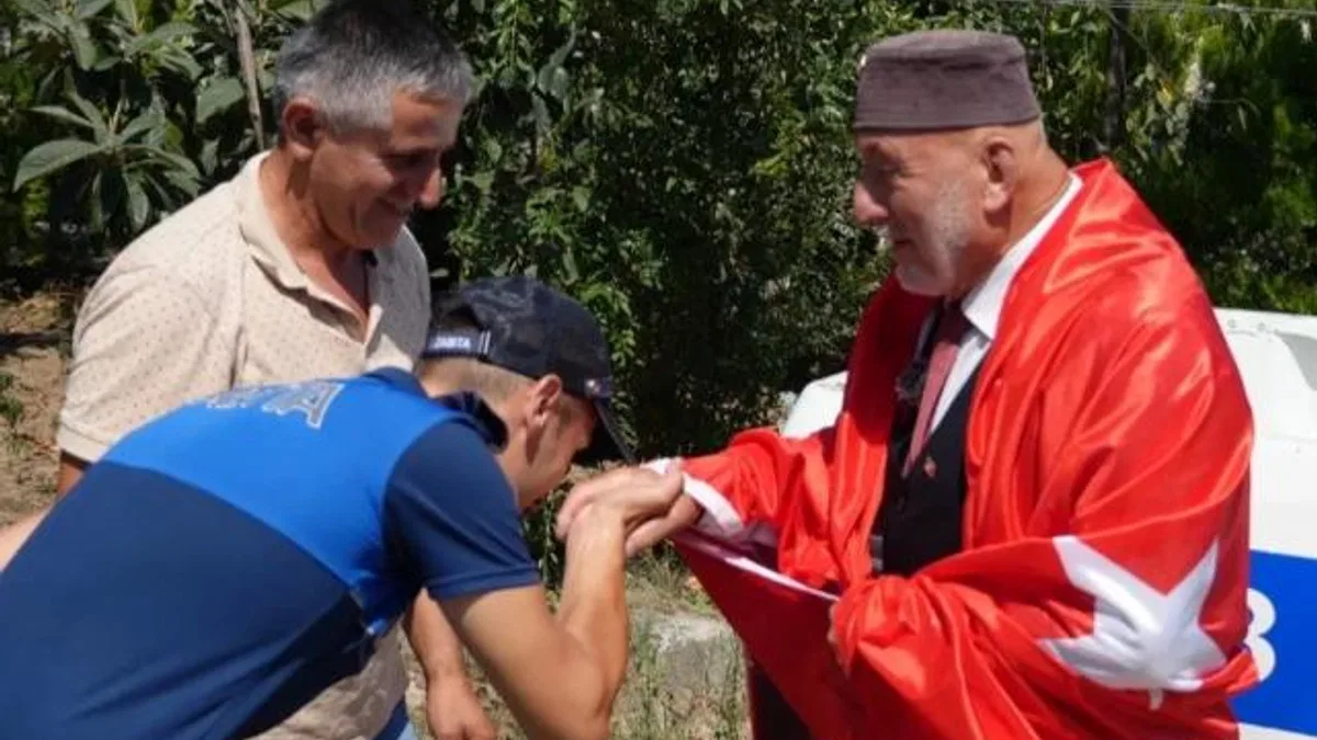Düzce’de Adem Amca’nın bayrak sevgisi