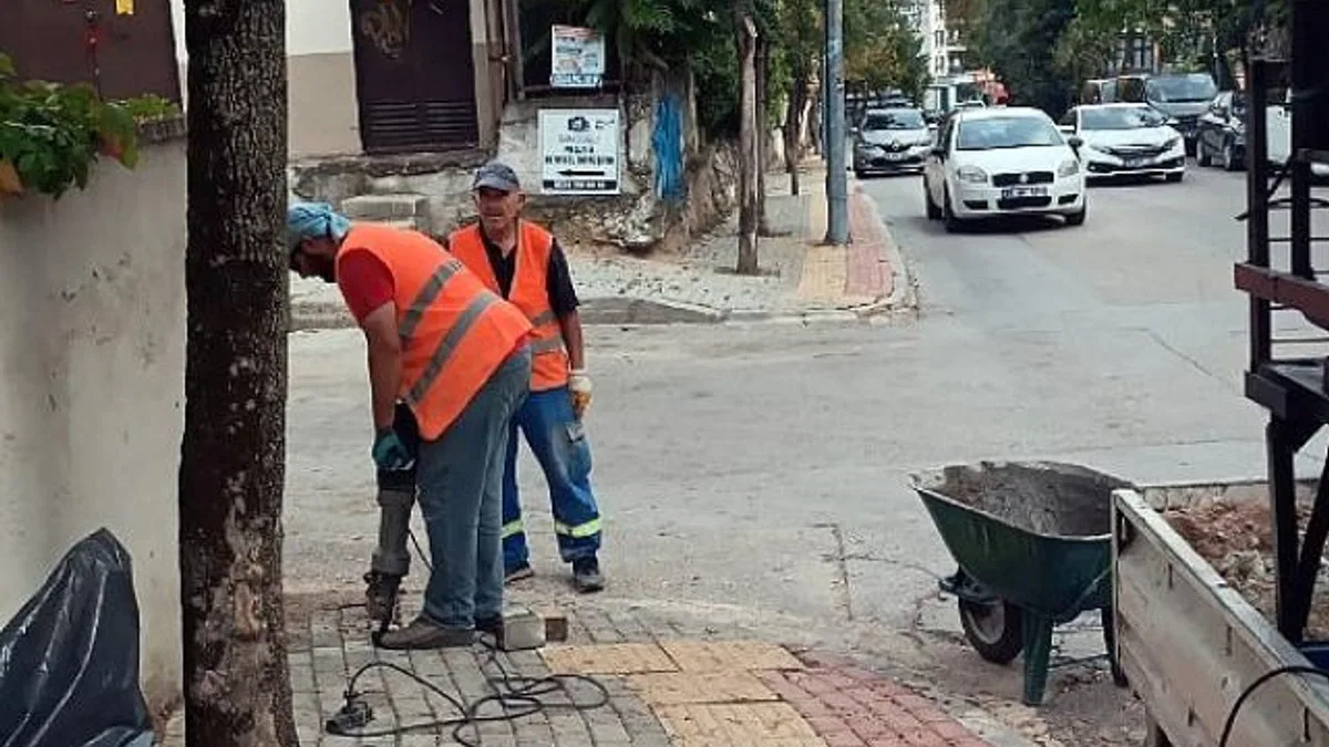 Osmangazi Belediyesi, Kükürtlü Caddesi’ndeki yıpranan trafik levhaları ve uyarı işaretlerini yeniledi.