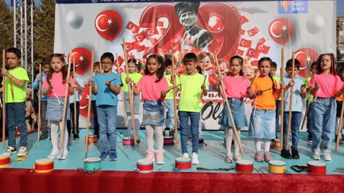 Kocaeli’de minikler Cumhuriyet’i coşkuyla kutladı