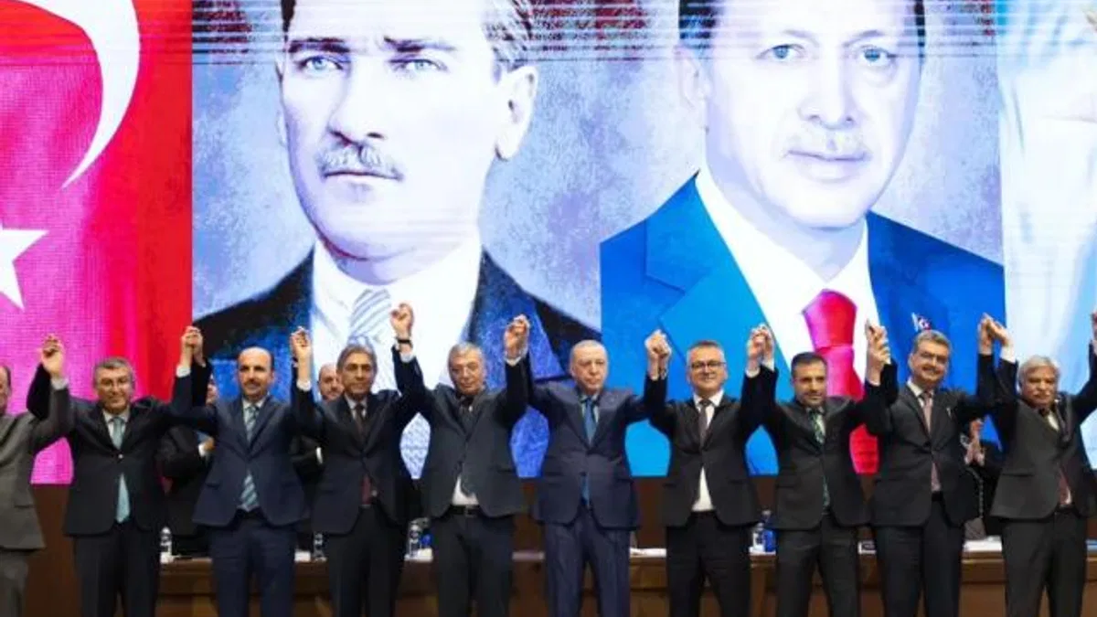 İki belediye başkanı AK Parti’ye katıldı… Rozetleri Erdoğan taktı!