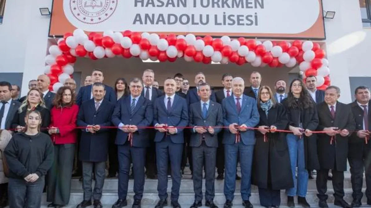 CHP lideri Özel, İzmir’de okul ve kent lokantasını açtı