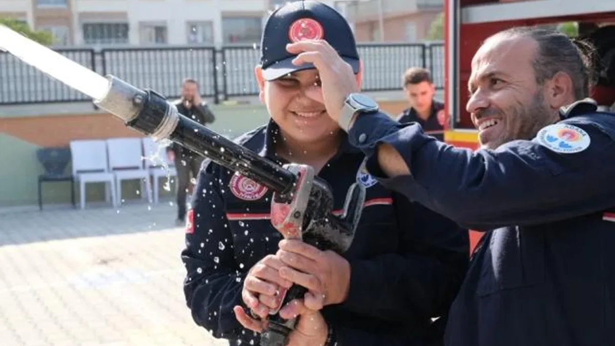 Özel gereksinimli Ahmet bir günlüğüne itfaiye eri oldu