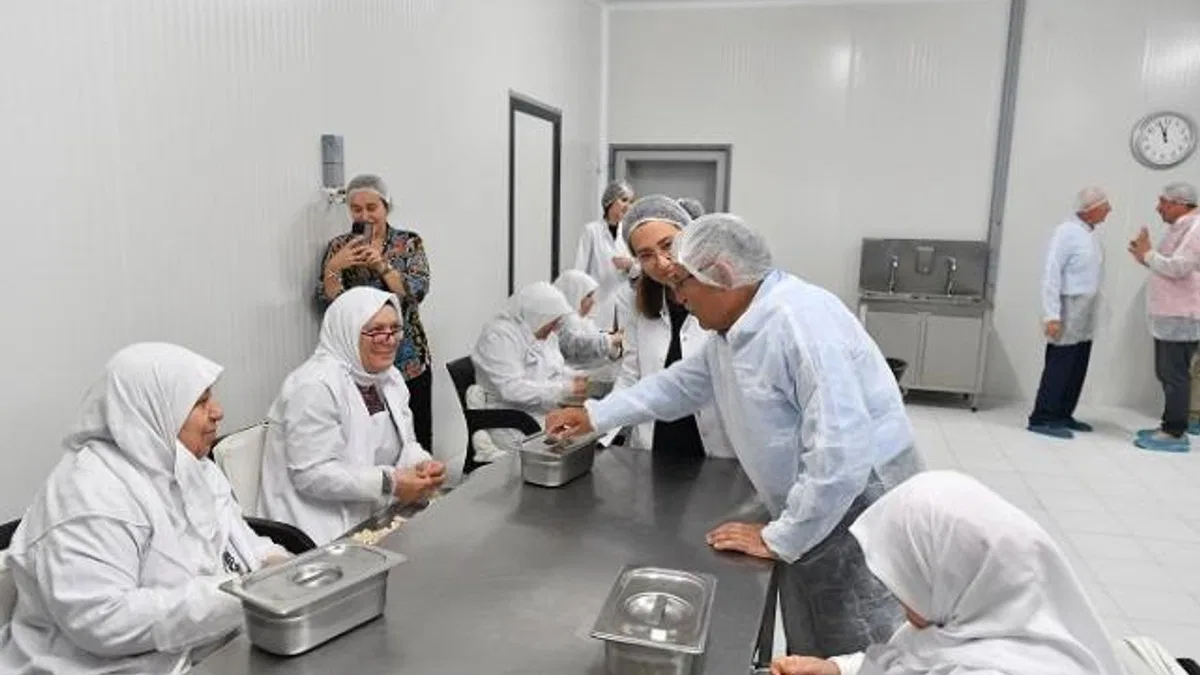 Başkan Büyükkılıç mutfağa girdi, bazlama pişirdi