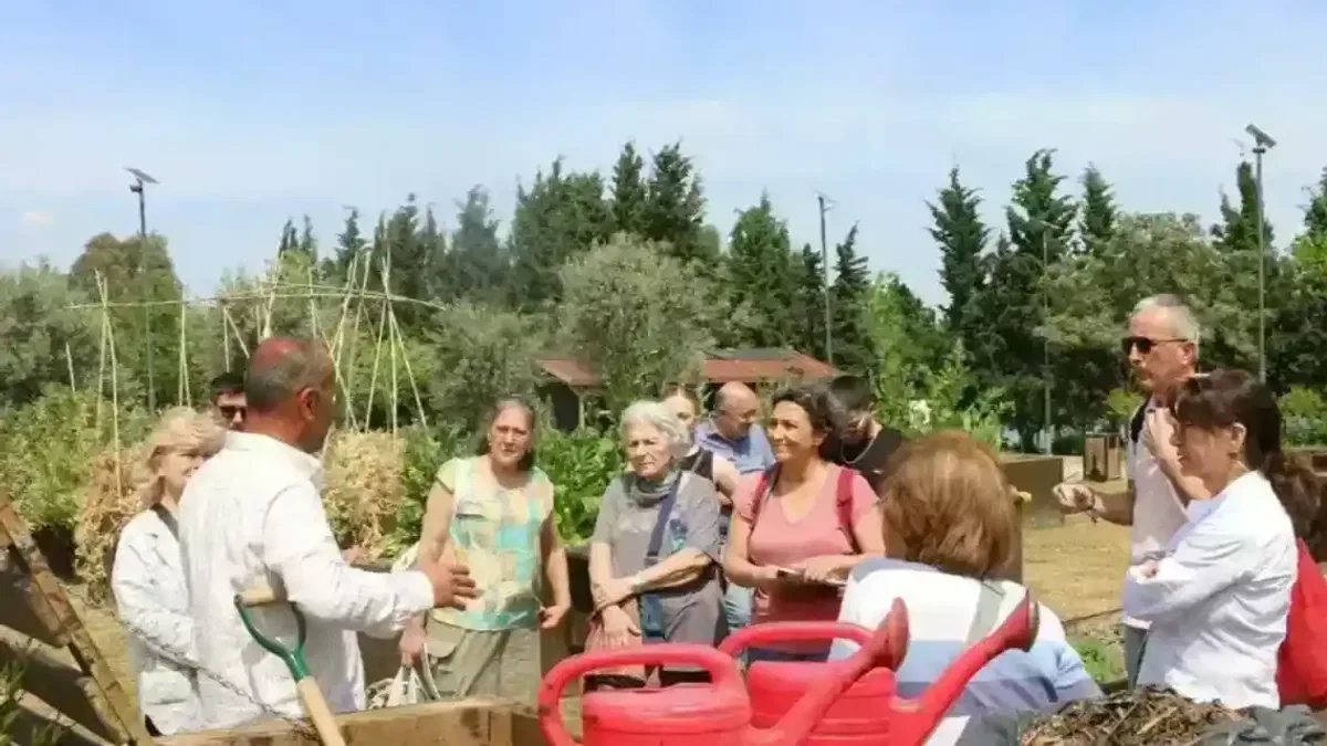 Organik atıklar komposta dönüşüyor… İzmir’de bahçede dönüşüm başladı