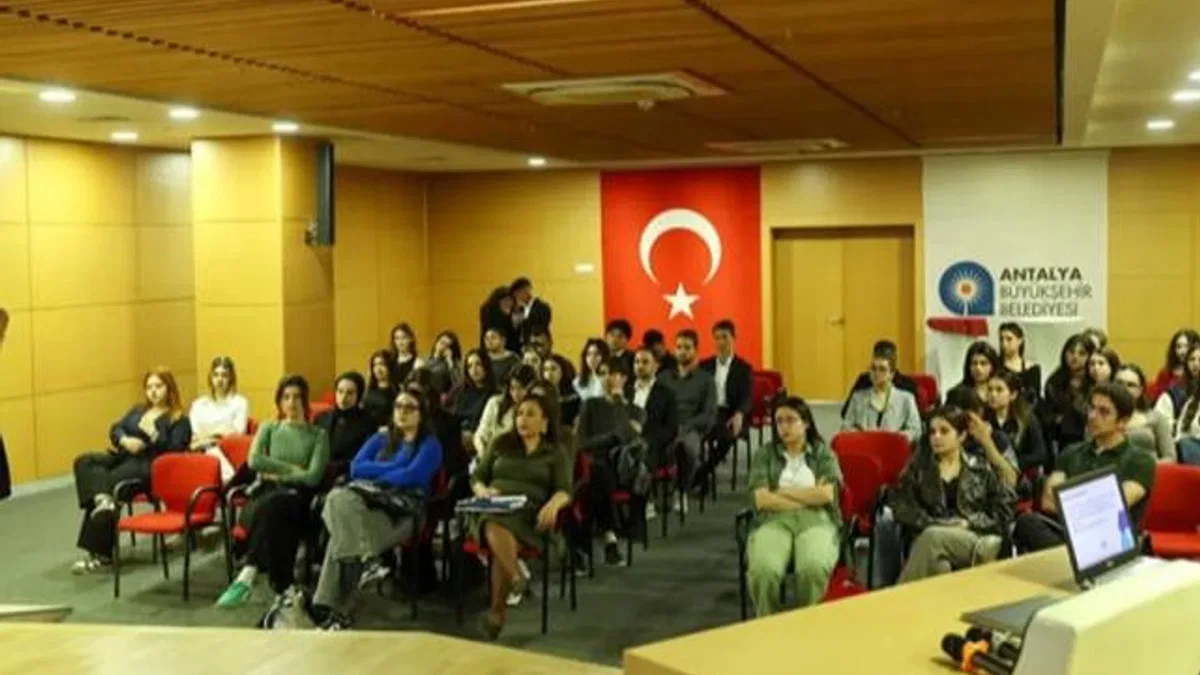 Antalya Büyükşehir’de gençlere AB fırsatları toplantısı