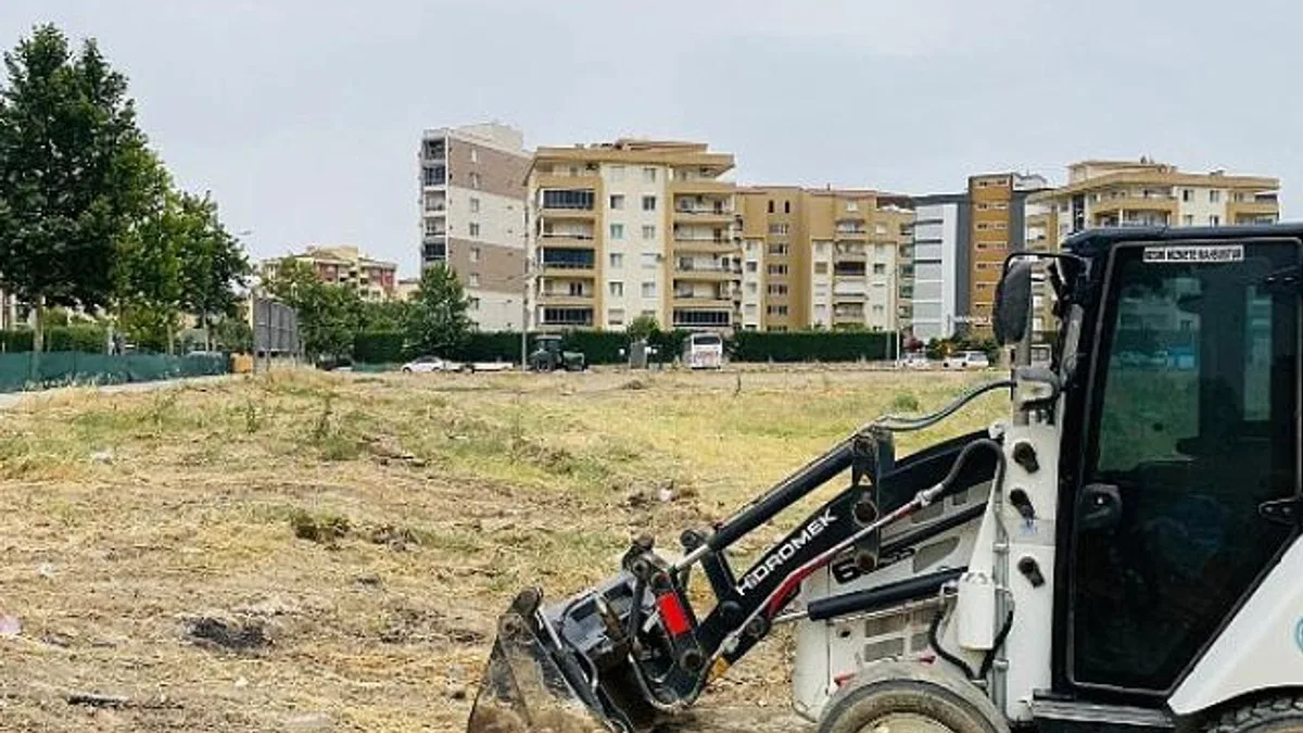 Manisa’da Yabani Ot Temizliği Çalışmaları Devam Ediyor