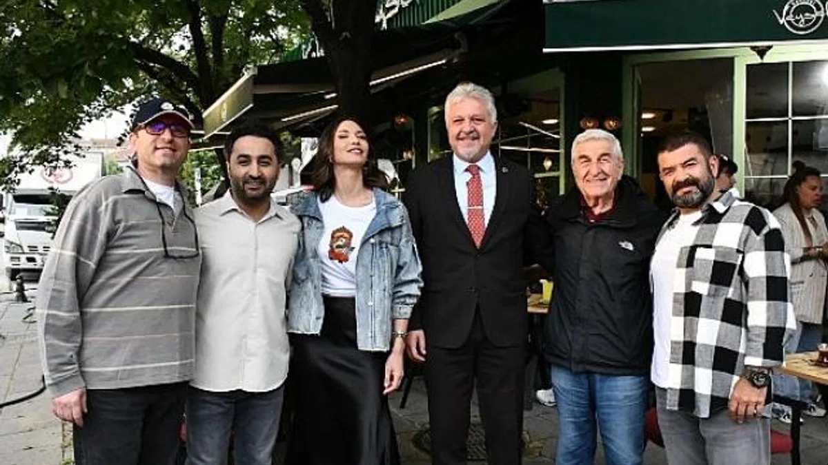 Lüleburgaz Belediye Başkanı Dr. Murat Gerenli, çekimleri Lüleburgaz’da süren ‘Paranoya’ filminin setini ziyaret ederek usta oyuncularla bir araya geldi