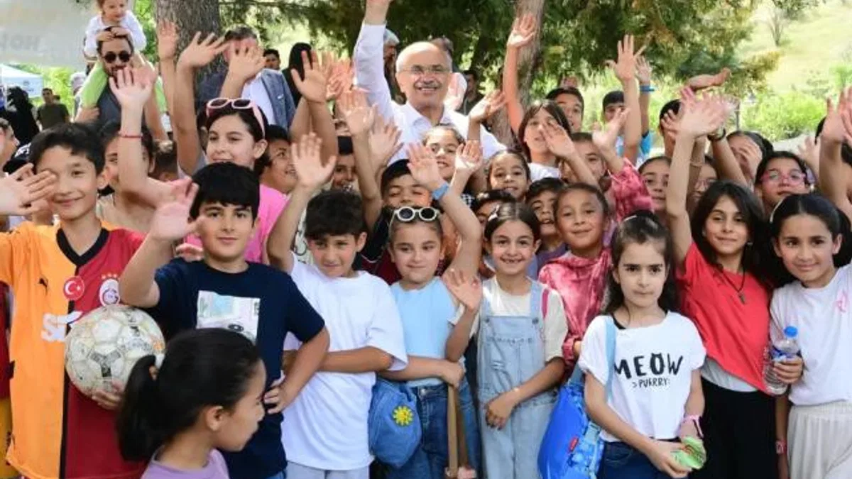 Rengarenk uçurtmalar Beydağı’nda gökyüzüyle buluştu