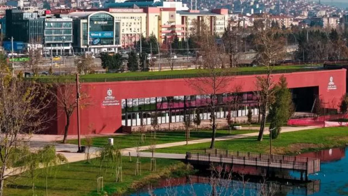 Kocaeli’de göl manzarasında ders ve okuma keyfi