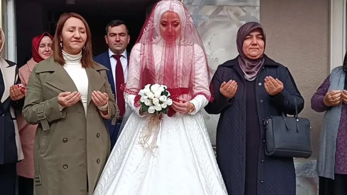 Bilecik Pazaryeri’nde AK Partili kadın başkanlar gelin almaya katıldı