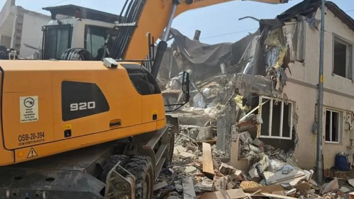 Bursa Osmangazi’de iki katlı kaçak bina yıkıldı