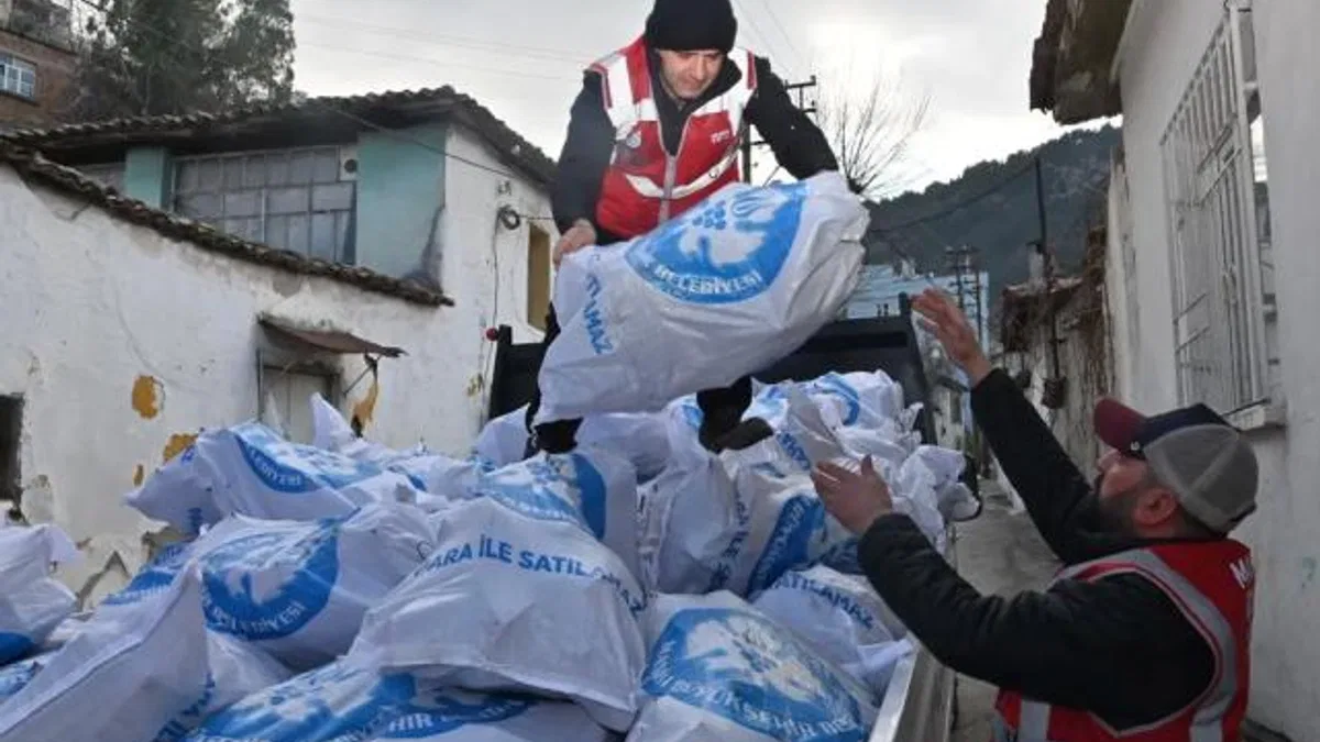 Manisa’da binlerce çuval odun ihtiyaç sahiplerine dağıtılıyor