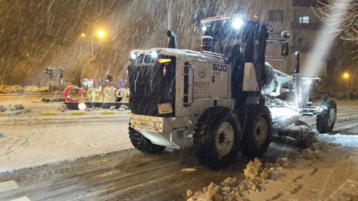 Mardin Midyat’ta karlar temizleniyor