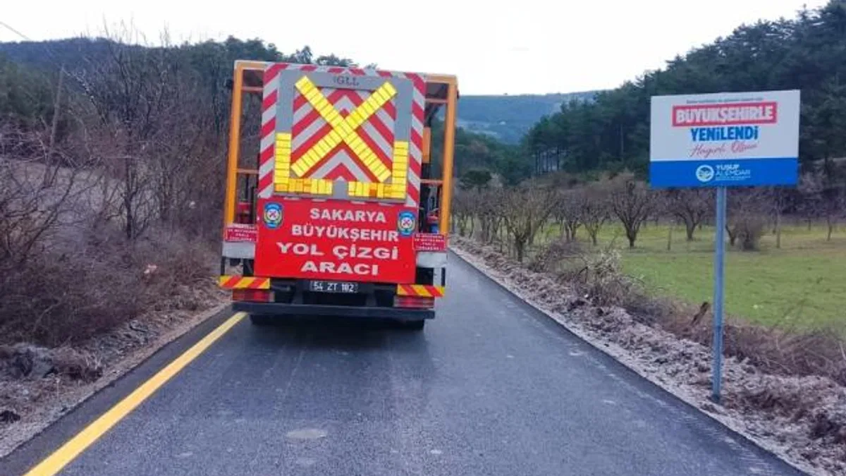 Sakarya Büyükşehir’den kırsal yollarda çizgi mesaisi