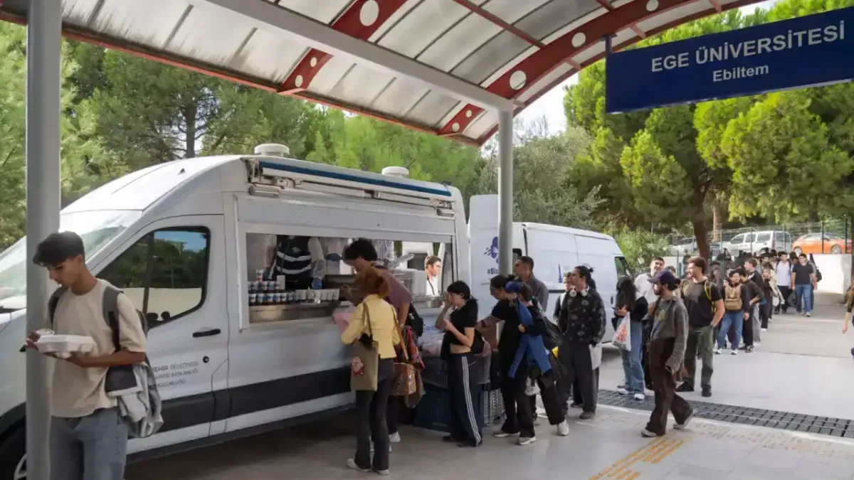 İzmir’de üniversite öğrencilerine sıcak yemek desteği devam ediyor