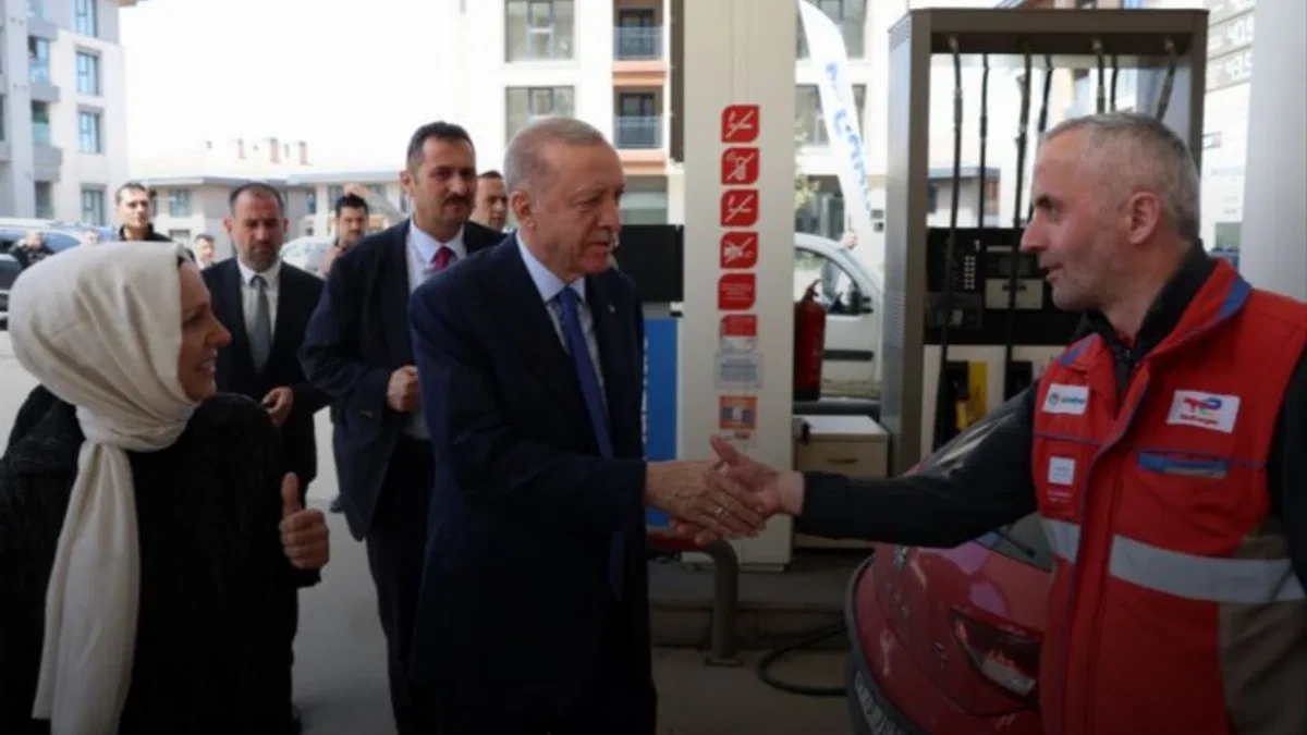 Cumhurbaşkanı Erdoğan, akaryakıt istasyonu çalışanlarını ziyaret etti