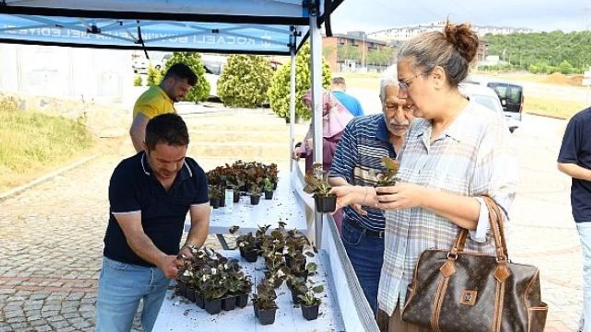 Büyükşehirden arife günü mezarlıklarda çiçek dağıtımı