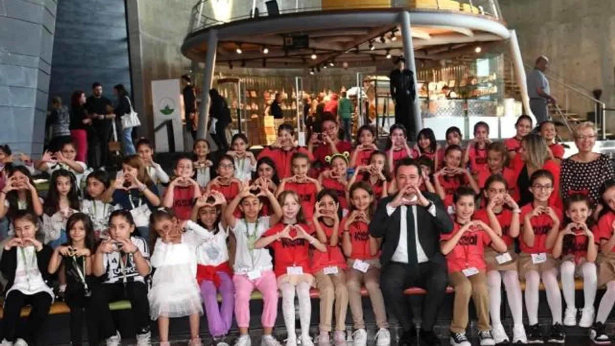Başkan Aydın Dünya Kız Çocukları Günü’nü pasta keserek kutladı