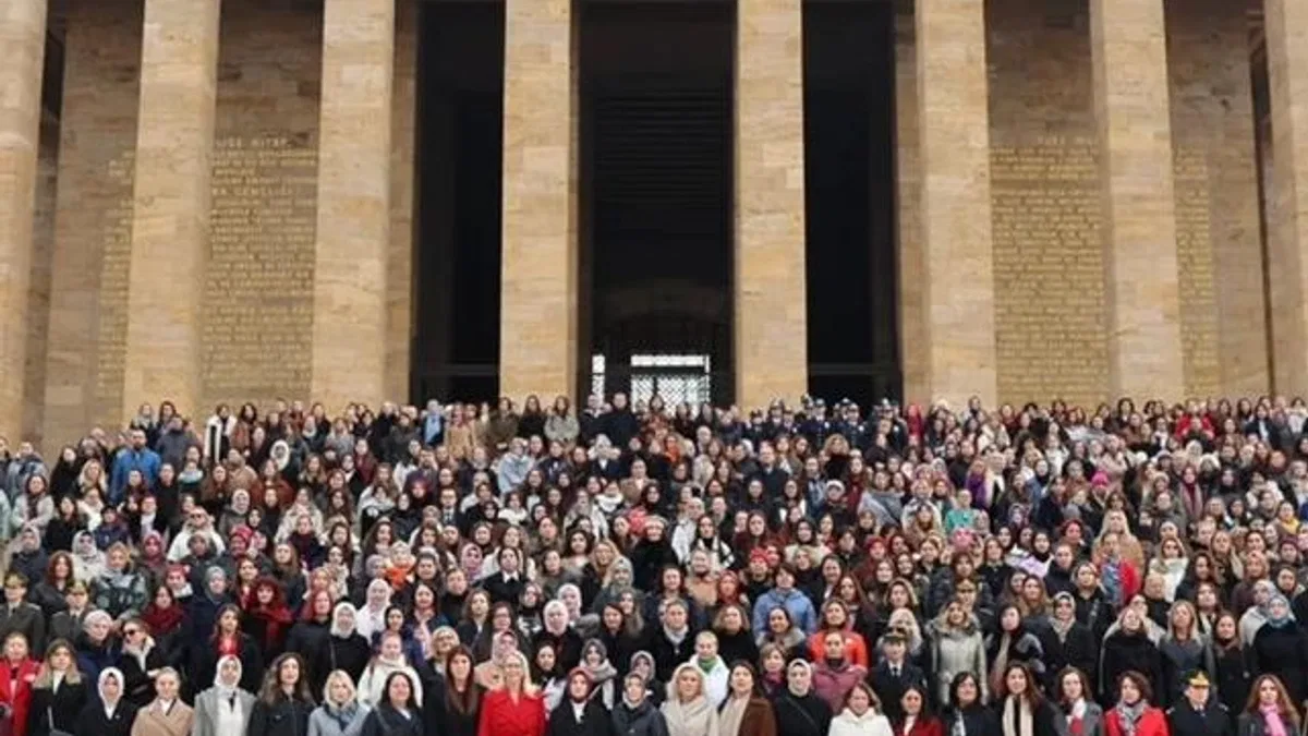 Kadın milletvekilleri ve seçilmişler Ata’nın huzurunda