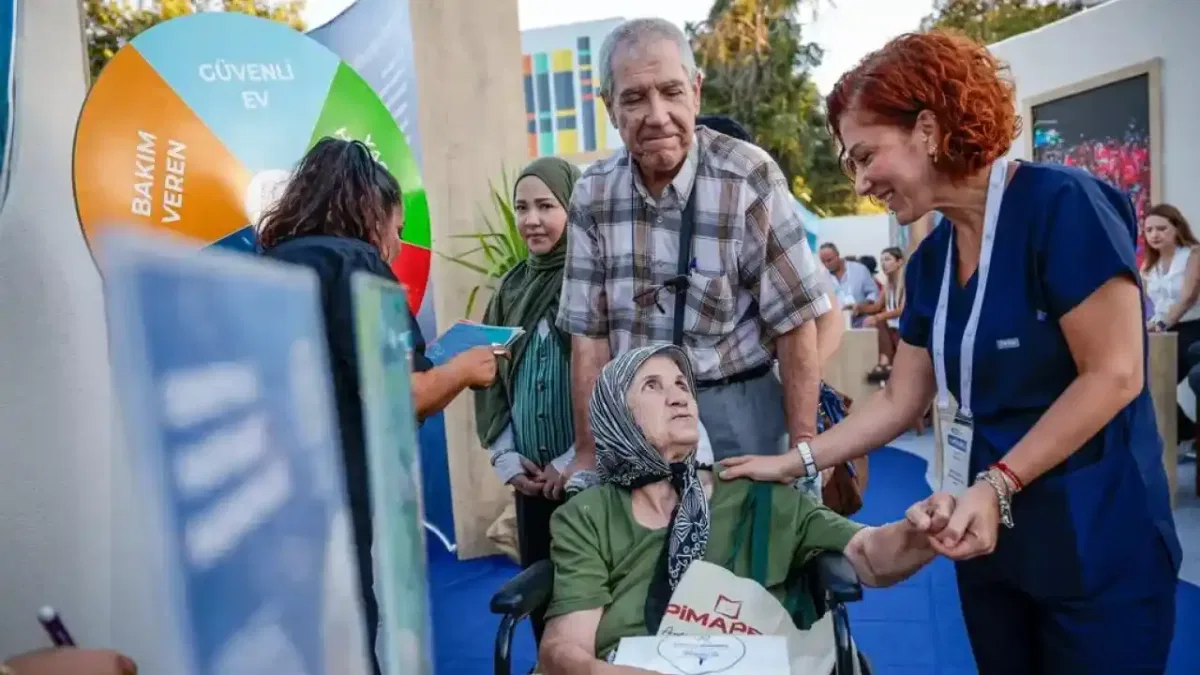 İzmir’de Belediye Sokağı’nın sağlık duraklarına ilgi yoğun