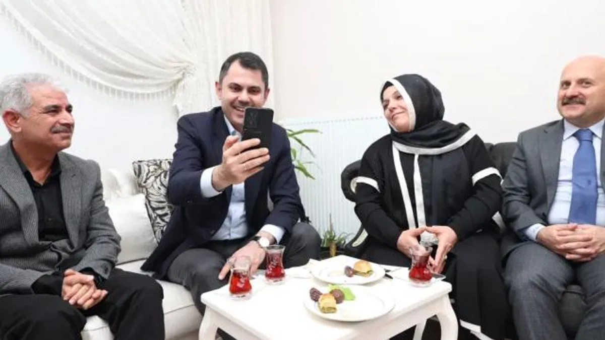 Adıyaman’da depremzede öğretmene ziyaret… Bakan Kurum: İnsan yetiştirmek daha değerli