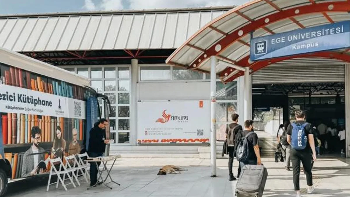 İzmir’de Gezici Kütüphane, Ege Üniversitesi Metro durağında