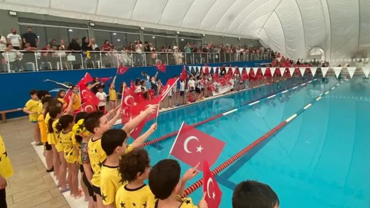 Kocaeli İzmit’te 23 Nisan’a özel yüzme yarışı