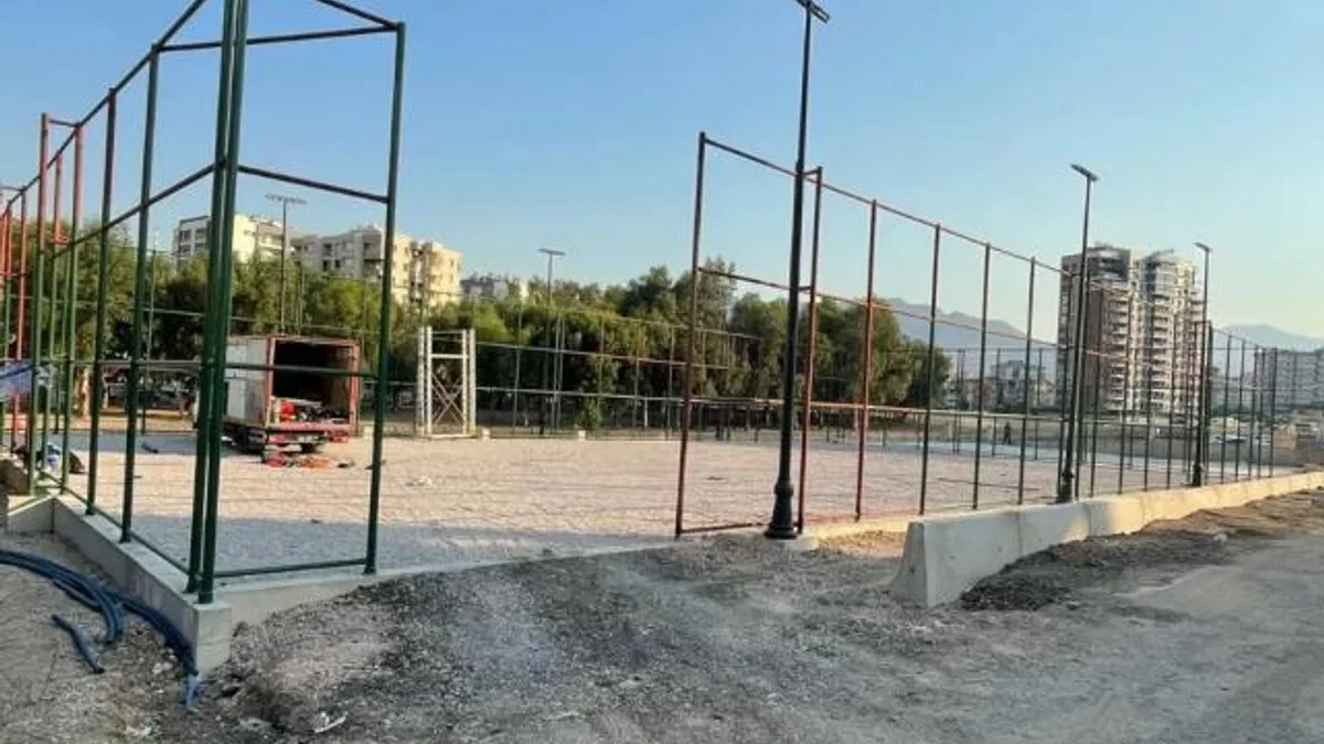 İzmir Büyükşehir’den gençlere beş yeni halı saha