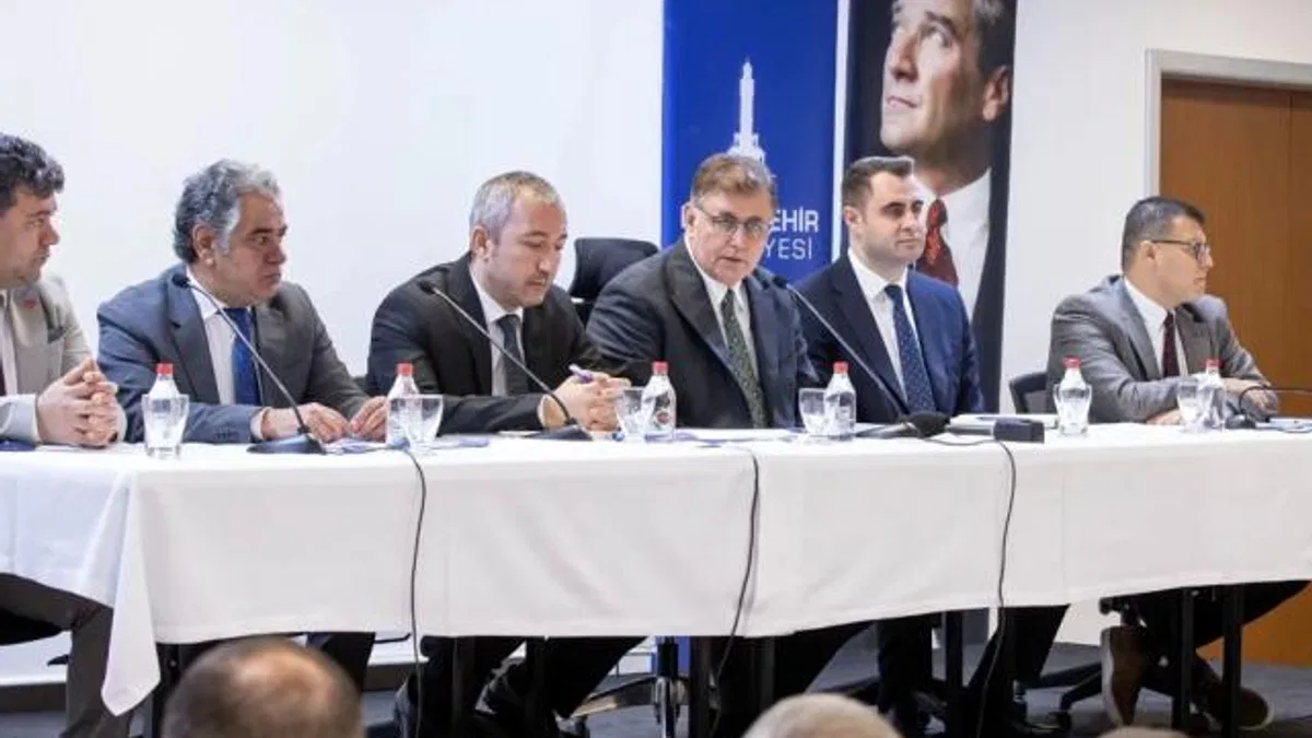 İzmir’de Başkan Tugay Aliağalı muhtarlarla buluştu