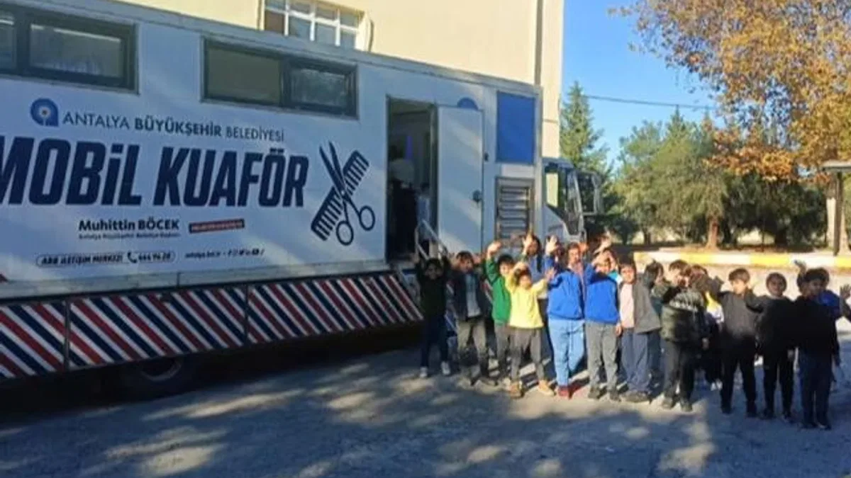 Antalya’da mobil kuaför tırı öğrencilerin hizmetinde