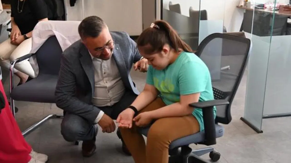 Manisa’da ‘Ben Buradayım’ akıllı bileklikleri dağıtılıyor